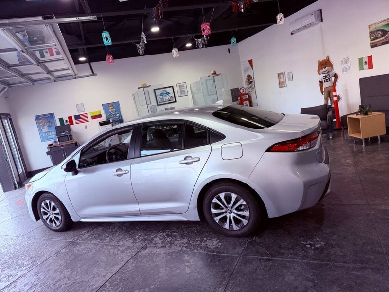 Toyota Corolla Hybrid Vehicle Full-screen Gallery Image 27
