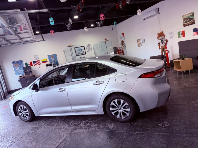 Toyota Corolla Hybrid Vehicle Full-screen Gallery Image 28