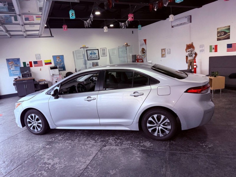Toyota Corolla Hybrid Vehicle Full-screen Gallery Image 29