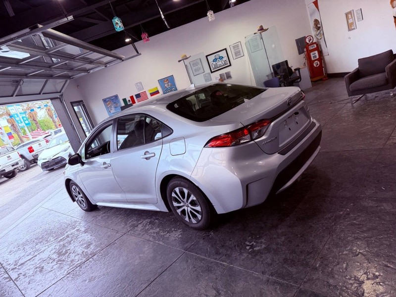 Toyota Corolla Hybrid Vehicle Full-screen Gallery Image 30