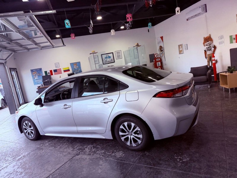 Toyota Corolla Hybrid Vehicle Full-screen Gallery Image 31