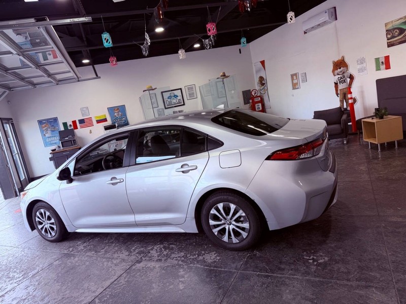 Toyota Corolla Hybrid Vehicle Full-screen Gallery Image 32