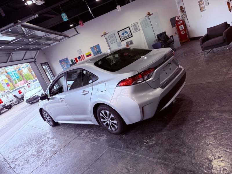 Toyota Corolla Hybrid Vehicle Full-screen Gallery Image 35