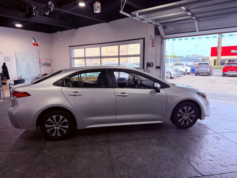Toyota Corolla Hybrid Vehicle Full-screen Gallery Image 40
