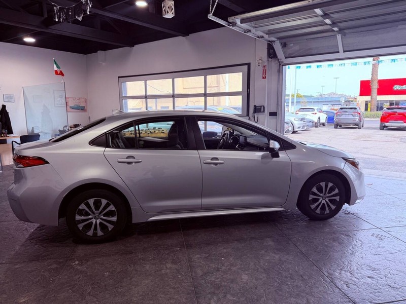 Toyota Corolla Hybrid Vehicle Full-screen Gallery Image 41