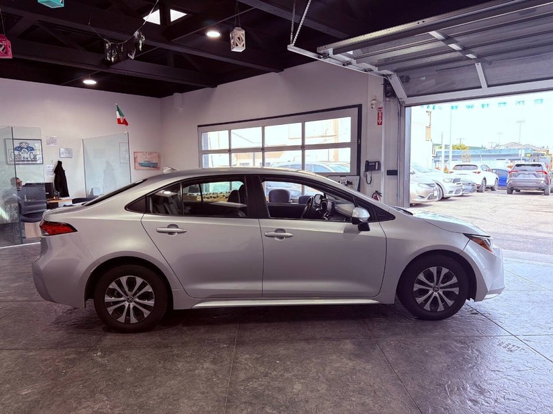 Toyota Corolla Hybrid Vehicle Full-screen Gallery Image 43