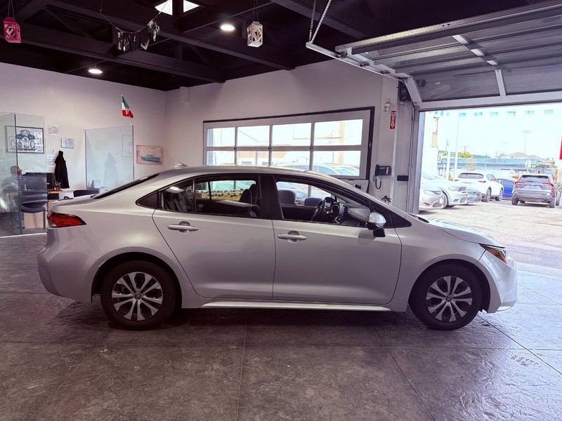 Toyota Corolla Hybrid Vehicle Full-screen Gallery Image 44