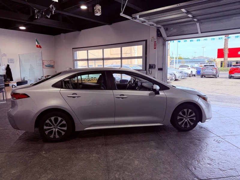 Toyota Corolla Hybrid Vehicle Full-screen Gallery Image 45