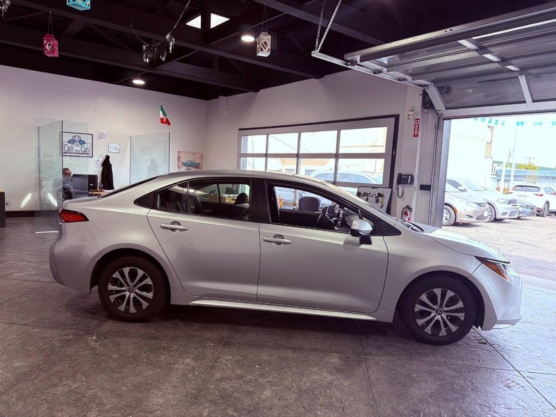 Toyota Corolla Hybrid Vehicle Full-screen Gallery Image 46