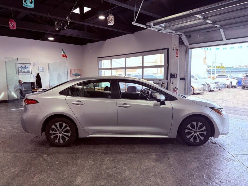 Toyota Corolla Hybrid Vehicle Full-screen Gallery Image 47