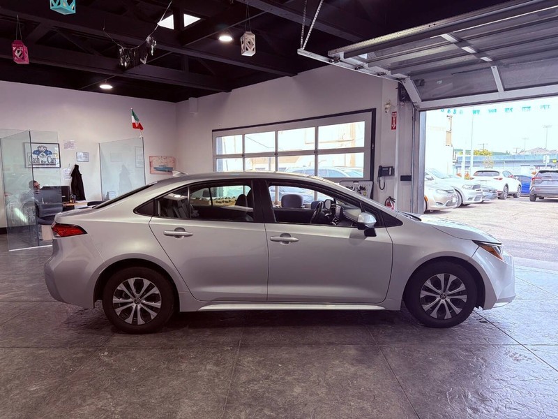 Toyota Corolla Hybrid Vehicle Full-screen Gallery Image 48
