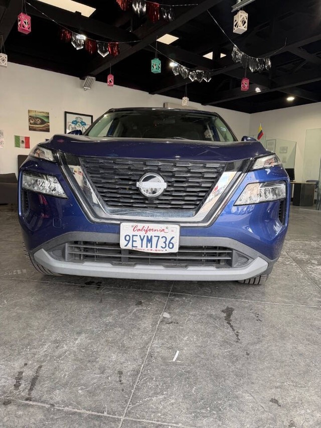 Nissan Rogue Vehicle Full-screen Gallery Image 02