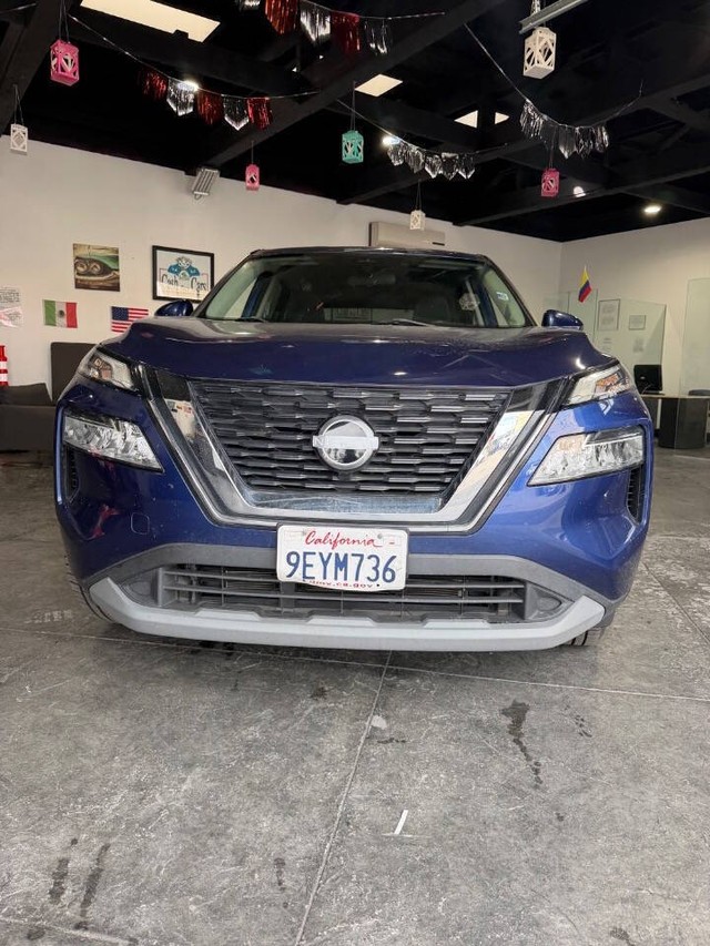 Nissan Rogue Vehicle Full-screen Gallery Image 03