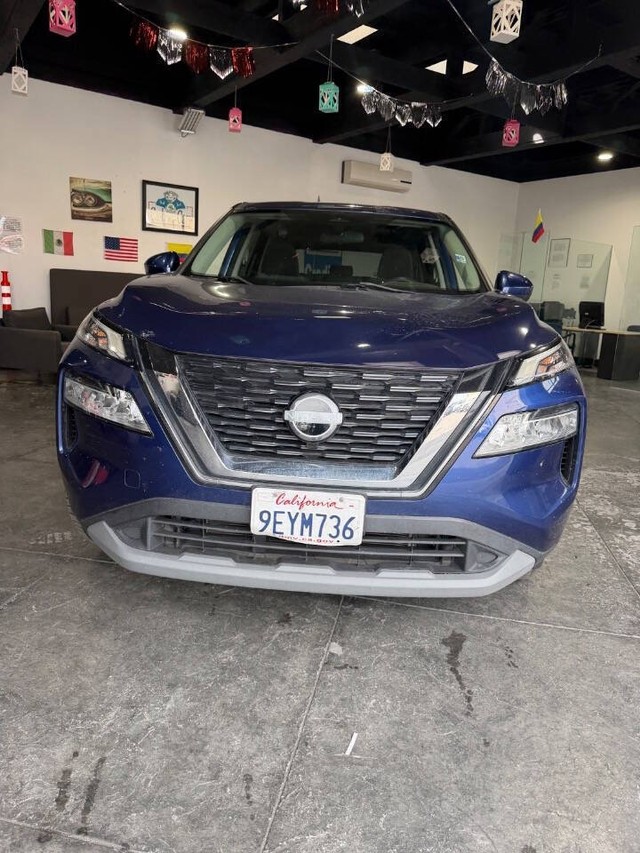 Nissan Rogue Vehicle Full-screen Gallery Image 04