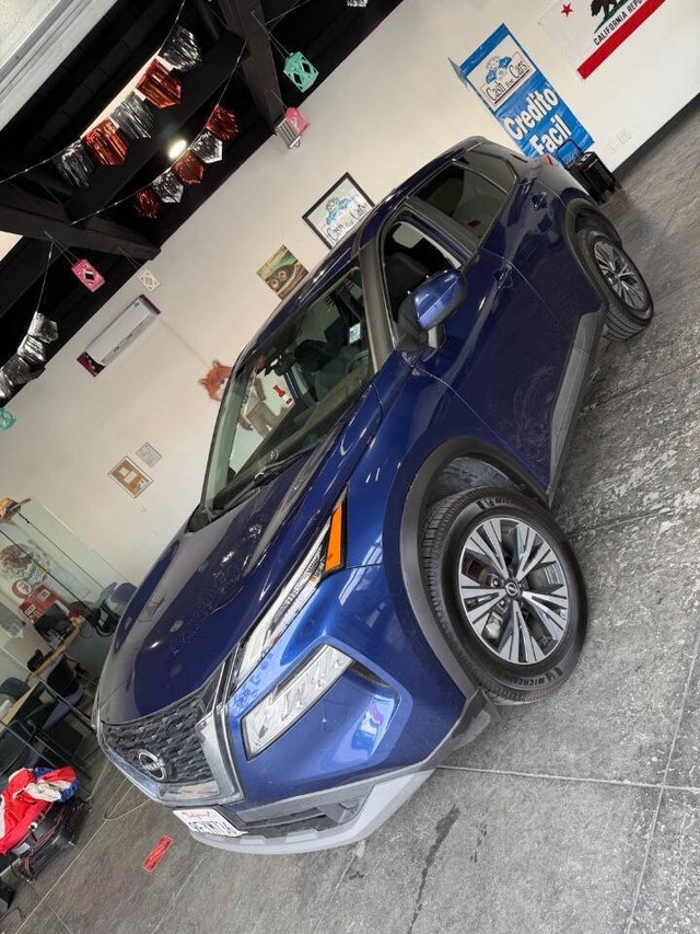 Nissan Rogue Vehicle Full-screen Gallery Image 11