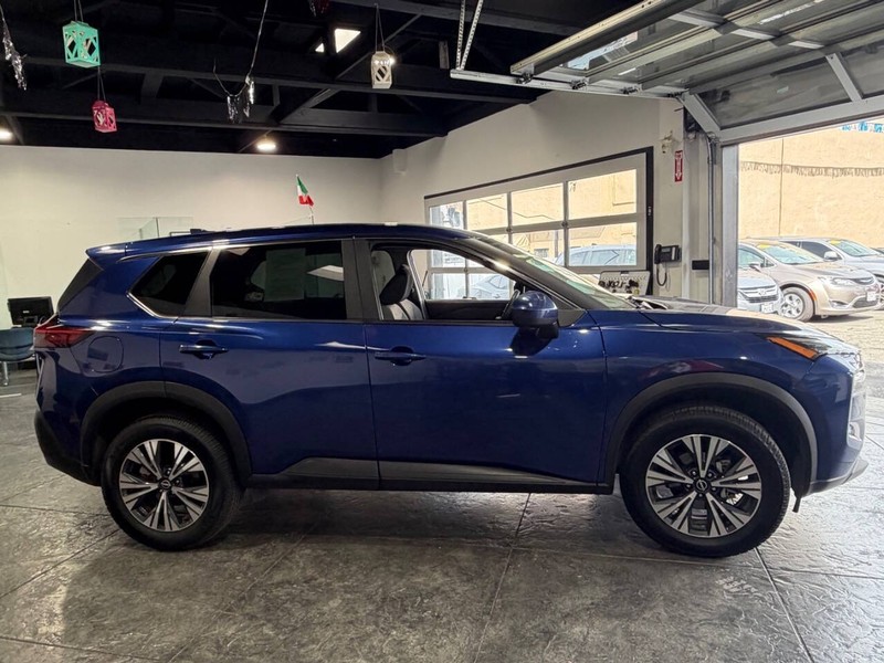 Nissan Rogue Vehicle Full-screen Gallery Image 36