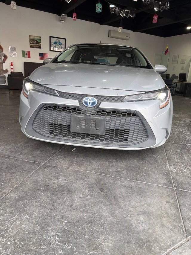 Toyota Corolla Hybrid Vehicle Full-screen Gallery Image 05