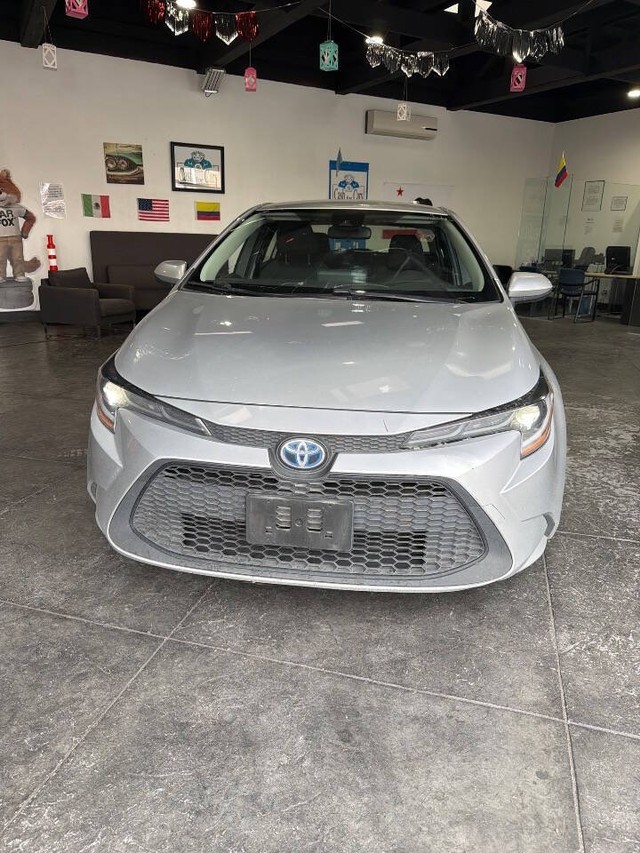 Toyota Corolla Hybrid Vehicle Full-screen Gallery Image 09