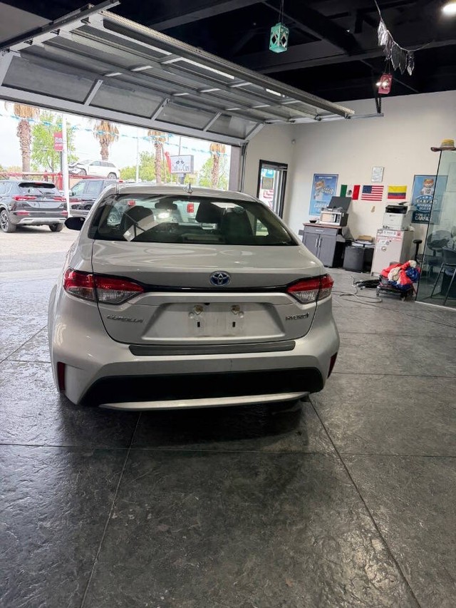 Toyota Corolla Hybrid Vehicle Full-screen Gallery Image 38