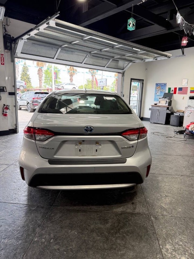 Toyota Corolla Hybrid Vehicle Full-screen Gallery Image 42