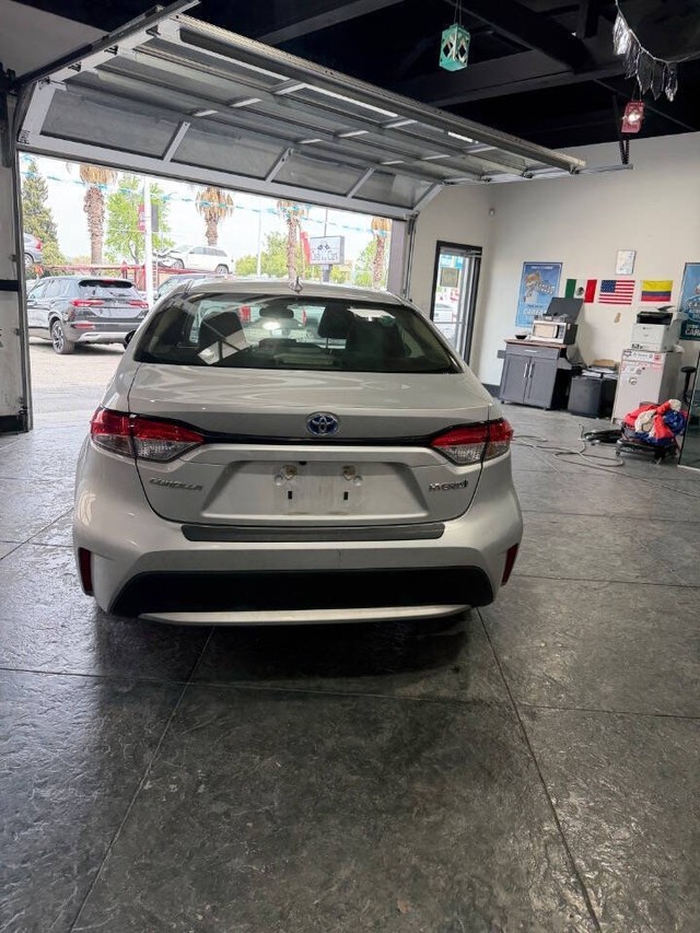 Toyota Corolla Hybrid Vehicle Full-screen Gallery Image 43