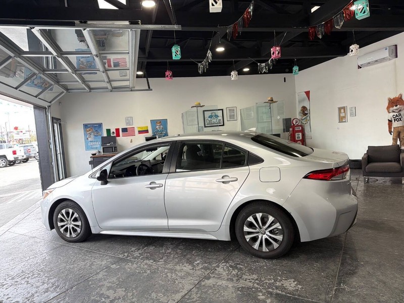 Toyota Corolla Hybrid Vehicle Full-screen Gallery Image 23