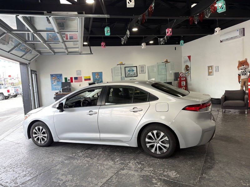 Toyota Corolla Hybrid Vehicle Full-screen Gallery Image 24