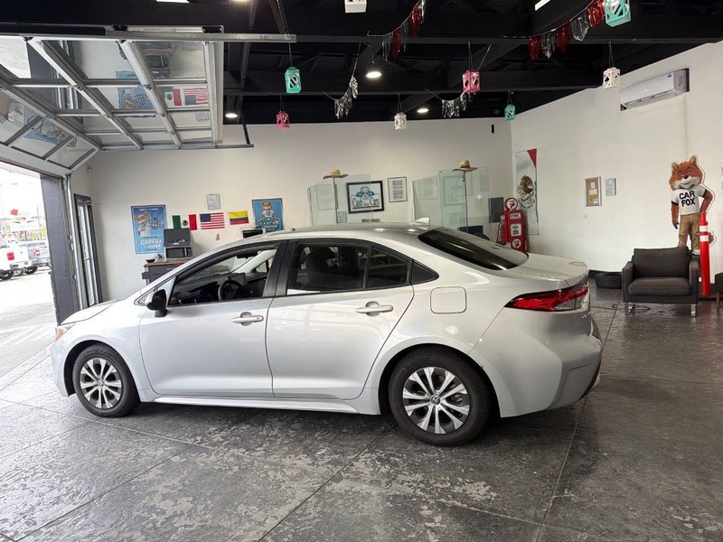 Toyota Corolla Hybrid Vehicle Full-screen Gallery Image 25