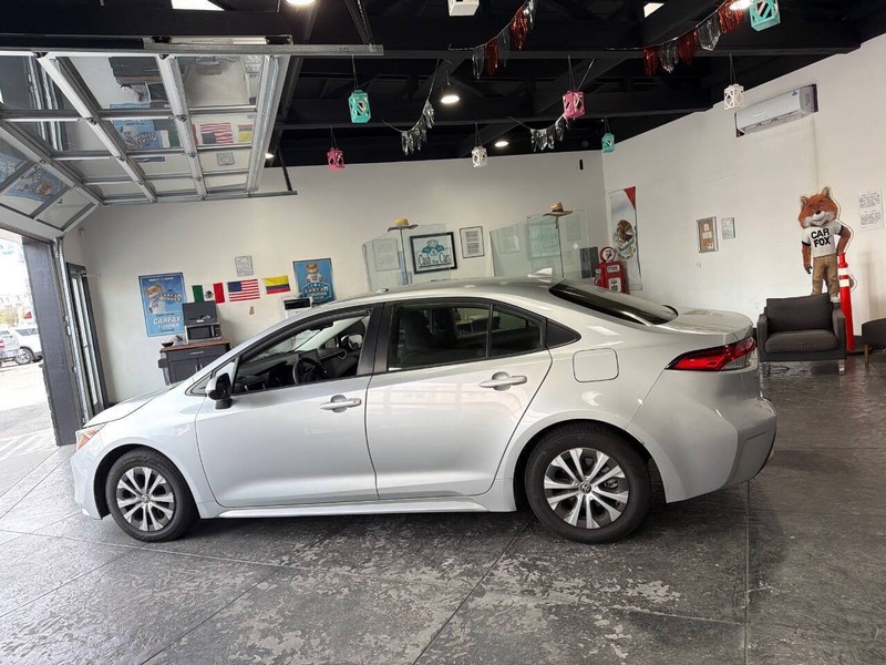 Toyota Corolla Hybrid Vehicle Full-screen Gallery Image 26