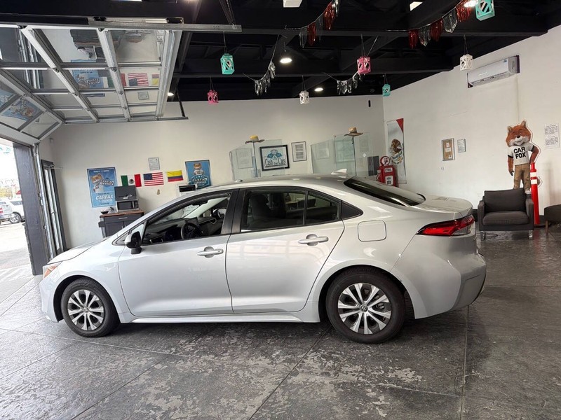 Toyota Corolla Hybrid Vehicle Full-screen Gallery Image 27