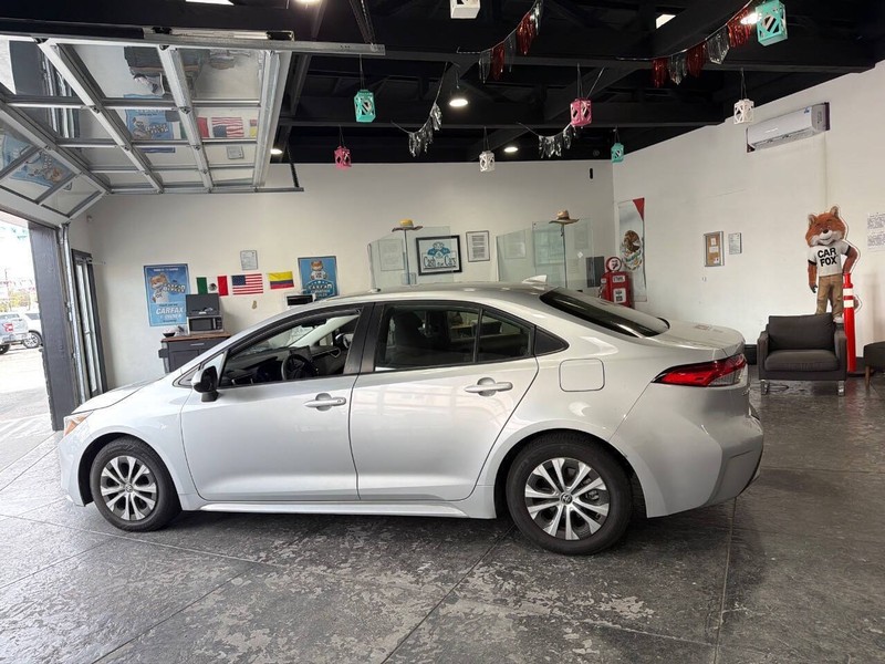 Toyota Corolla Hybrid Vehicle Full-screen Gallery Image 28