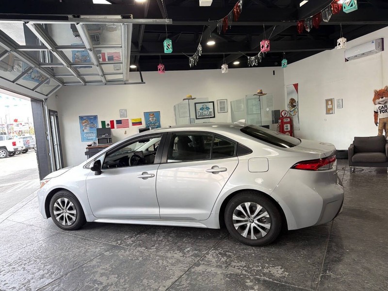 Toyota Corolla Hybrid Vehicle Full-screen Gallery Image 29