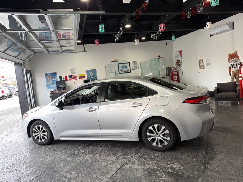 Toyota Corolla Hybrid Vehicle Full-screen Gallery Image 30