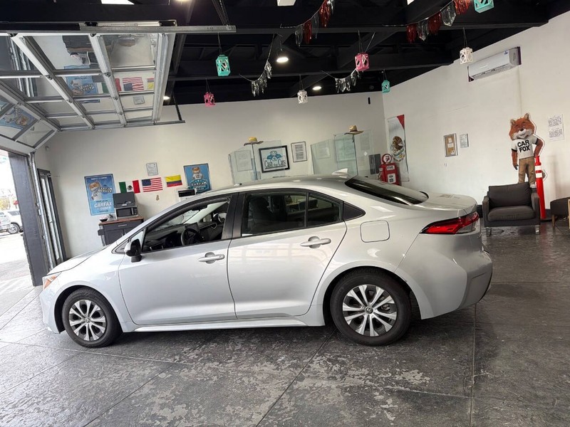 Toyota Corolla Hybrid Vehicle Full-screen Gallery Image 31
