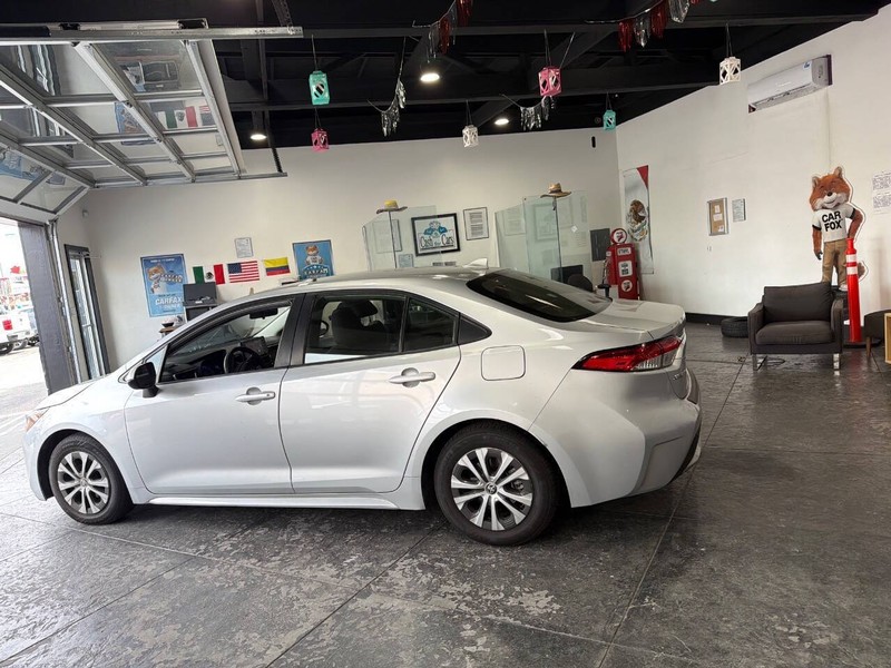 Toyota Corolla Hybrid Vehicle Full-screen Gallery Image 33