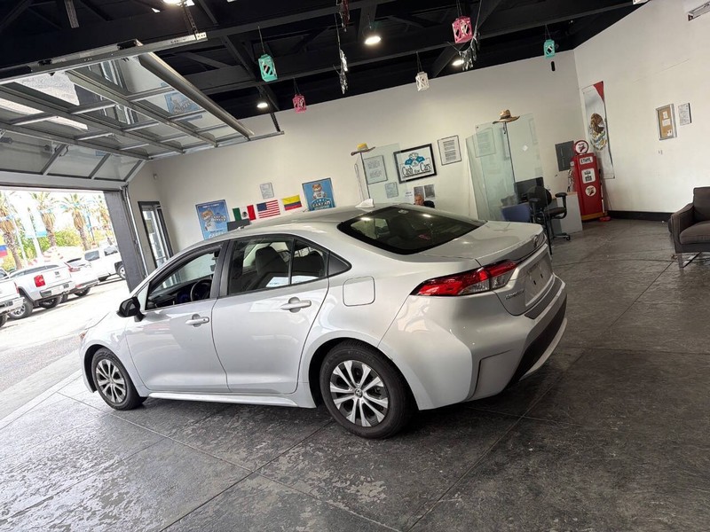 Toyota Corolla Hybrid Vehicle Full-screen Gallery Image 40
