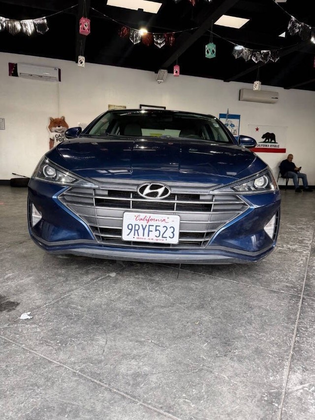 Hyundai Elantra Vehicle Full-screen Gallery Image 05
