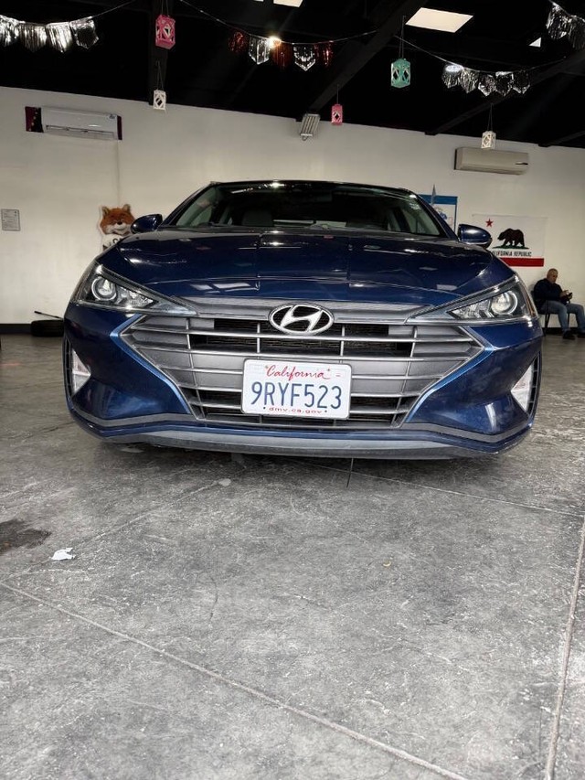 Hyundai Elantra Vehicle Full-screen Gallery Image 06