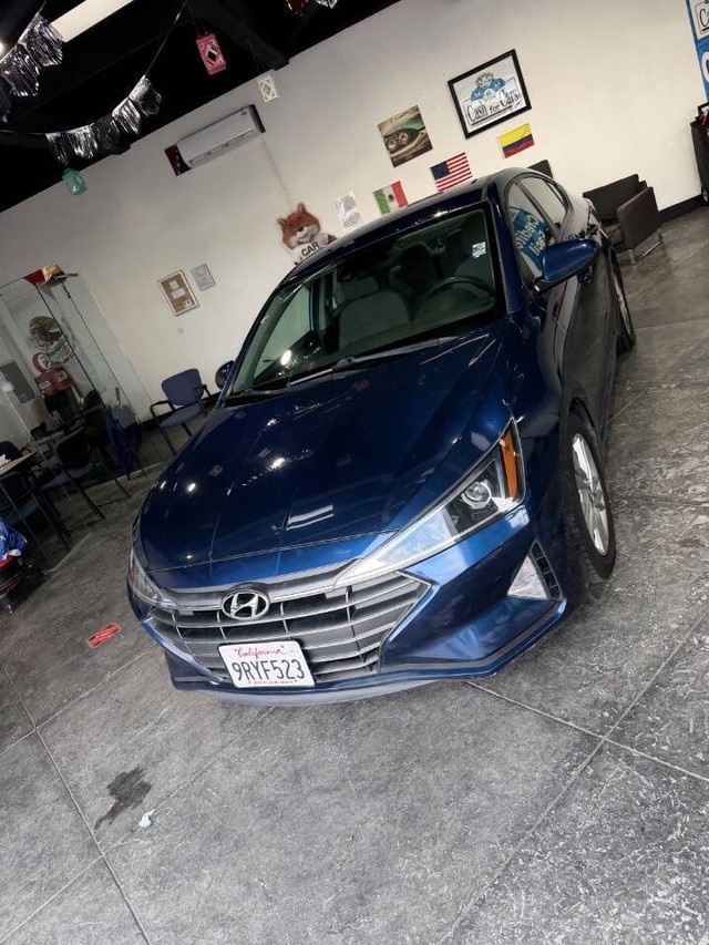 Hyundai Elantra Vehicle Full-screen Gallery Image 10