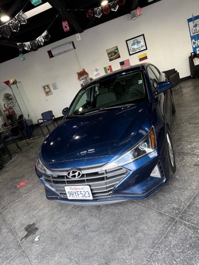 Hyundai Elantra Vehicle Full-screen Gallery Image 11