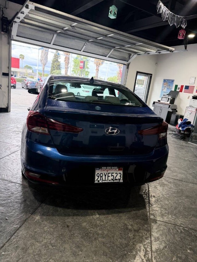 Hyundai Elantra Vehicle Full-screen Gallery Image 27