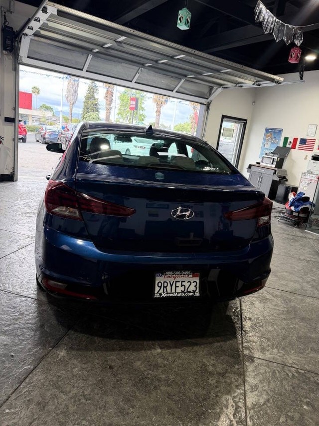 Hyundai Elantra Vehicle Full-screen Gallery Image 28
