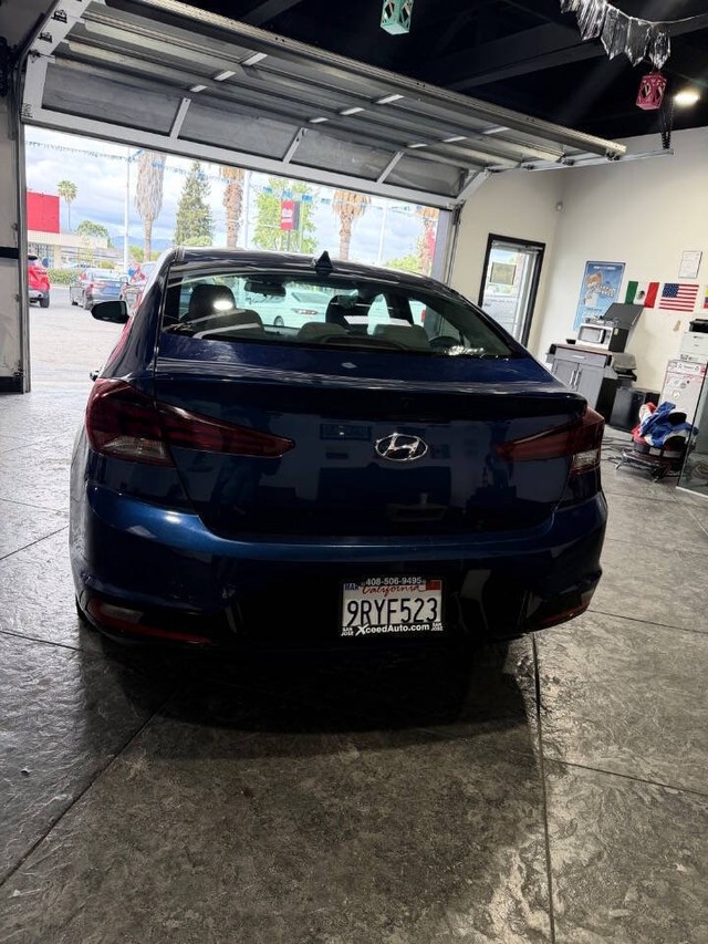 Hyundai Elantra Vehicle Full-screen Gallery Image 32