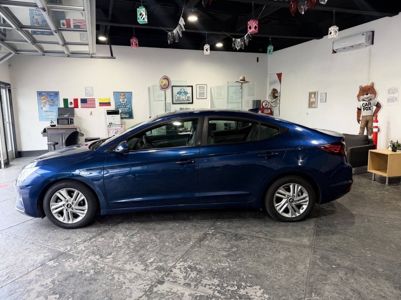 Hyundai Elantra Vehicle Full-screen Gallery Image 15