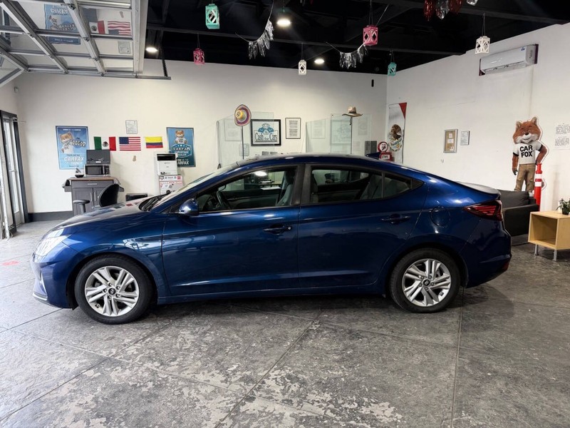 Hyundai Elantra Vehicle Full-screen Gallery Image 16