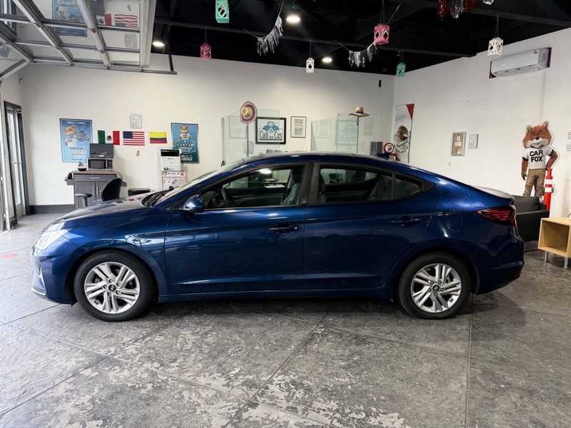 Hyundai Elantra Vehicle Full-screen Gallery Image 17
