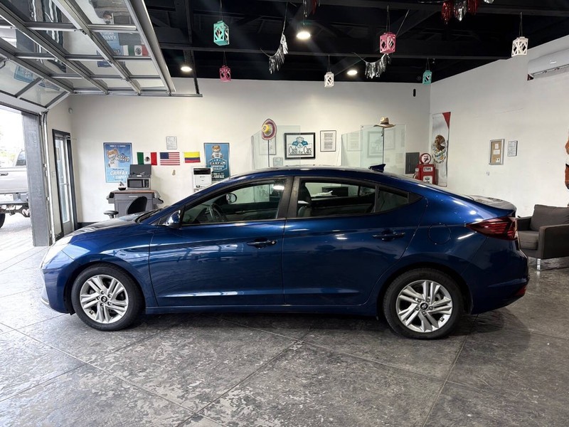 Hyundai Elantra Vehicle Full-screen Gallery Image 18