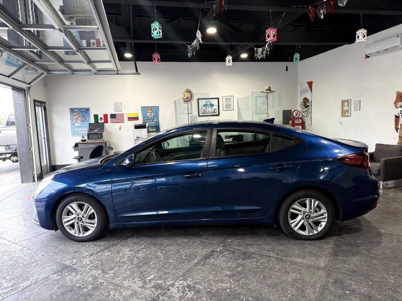 Hyundai Elantra Vehicle Full-screen Gallery Image 19