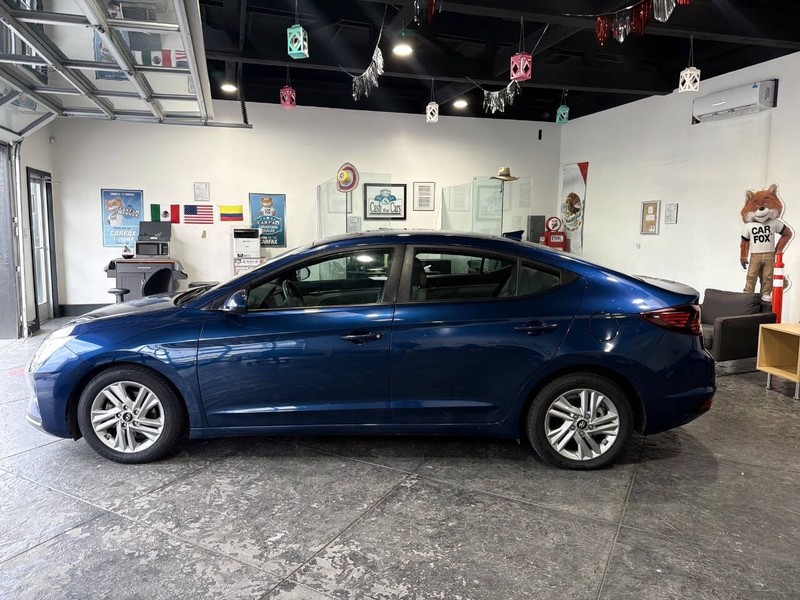 Hyundai Elantra Vehicle Full-screen Gallery Image 20
