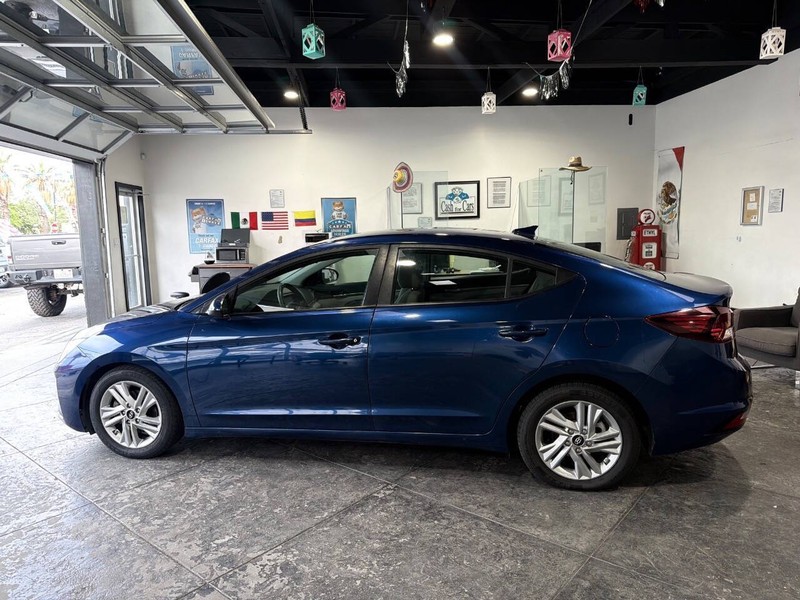 Hyundai Elantra Vehicle Full-screen Gallery Image 21